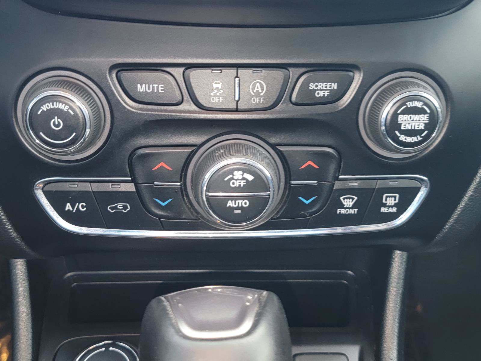 Used 2022 Jeep Cherokee Latitude Lux w/ Mopar Interior Package AWD/4WD image 23