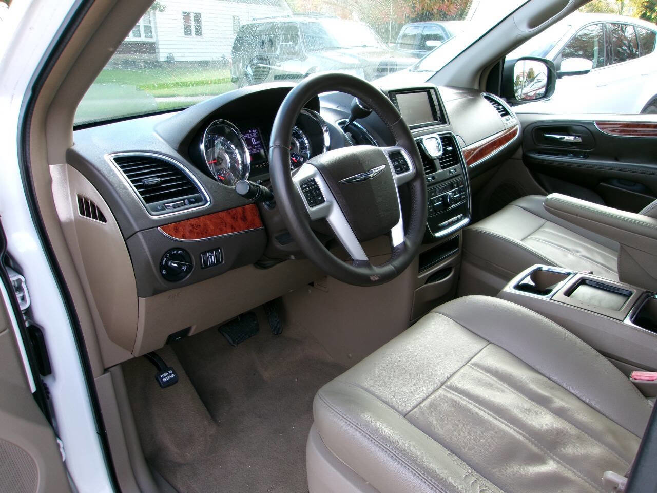 Used 2015 Chrysler Town & Country Touring image 5