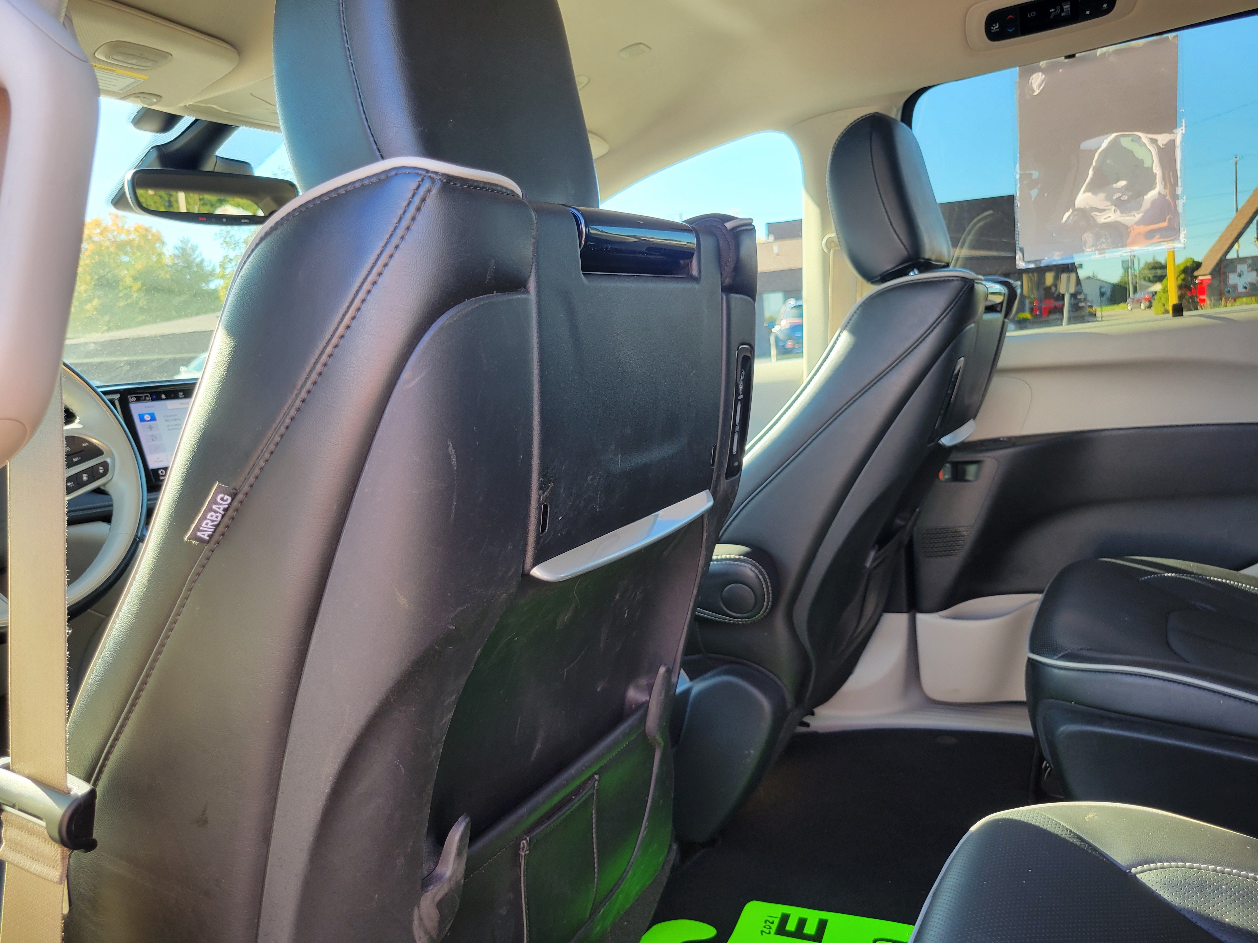 Used 2021 Chrysler Pacifica Limited w/ Uconnect Theater Family Group FWD image 17