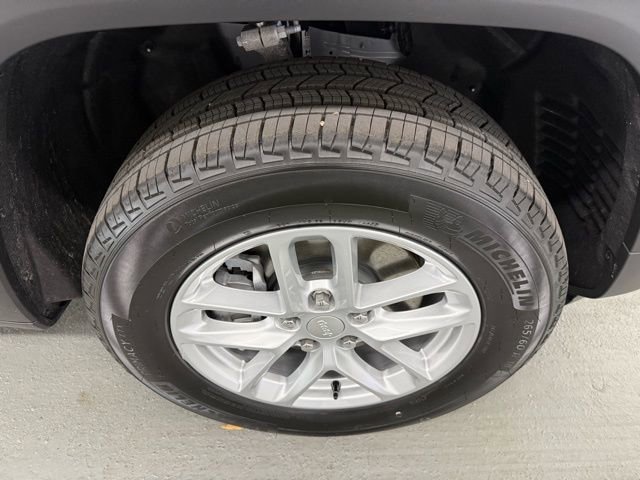 New 2026 Jeep Grand Cherokee L Laredo image 4