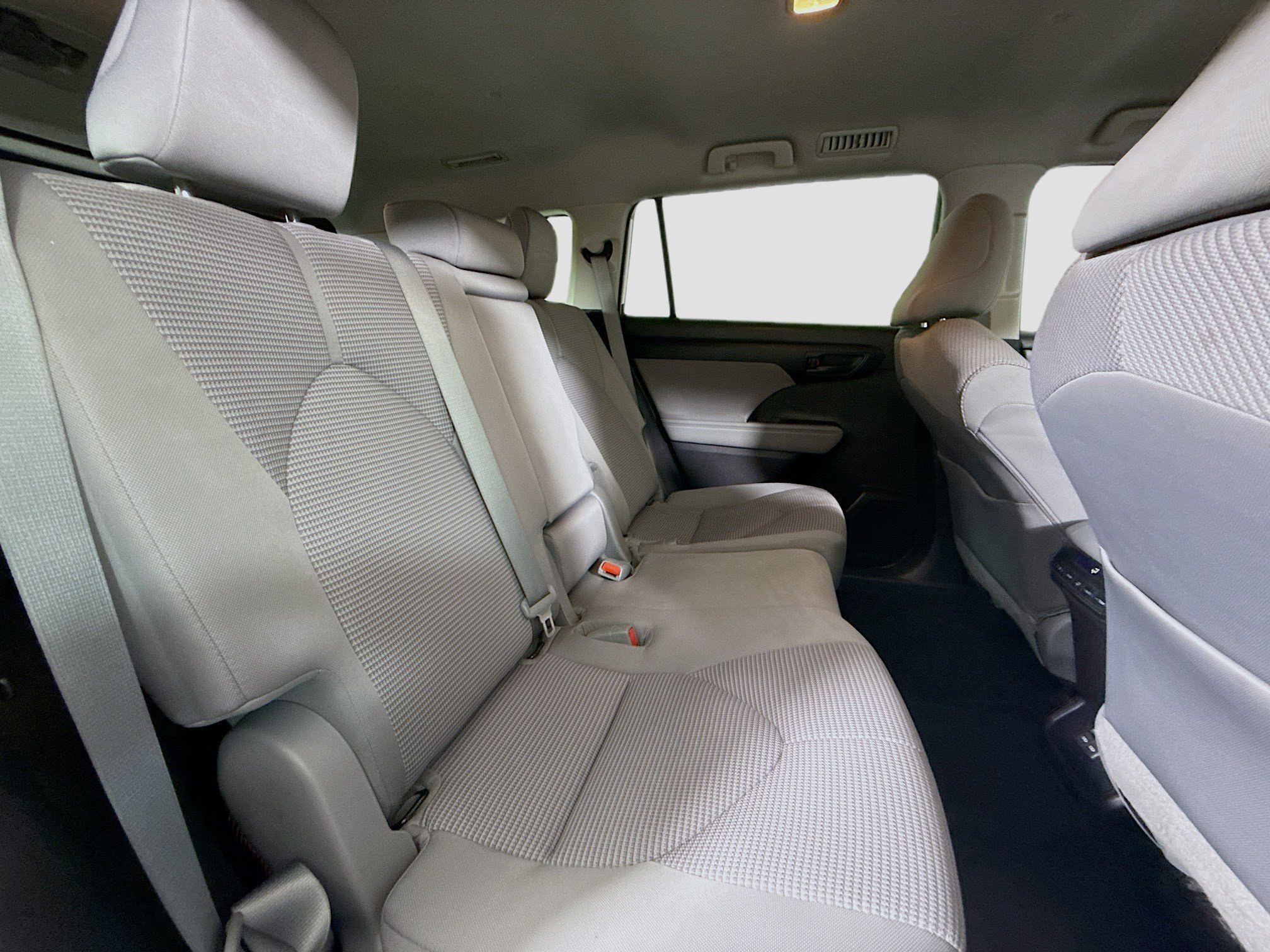 Used 2023 Toyota Highlander L image 27