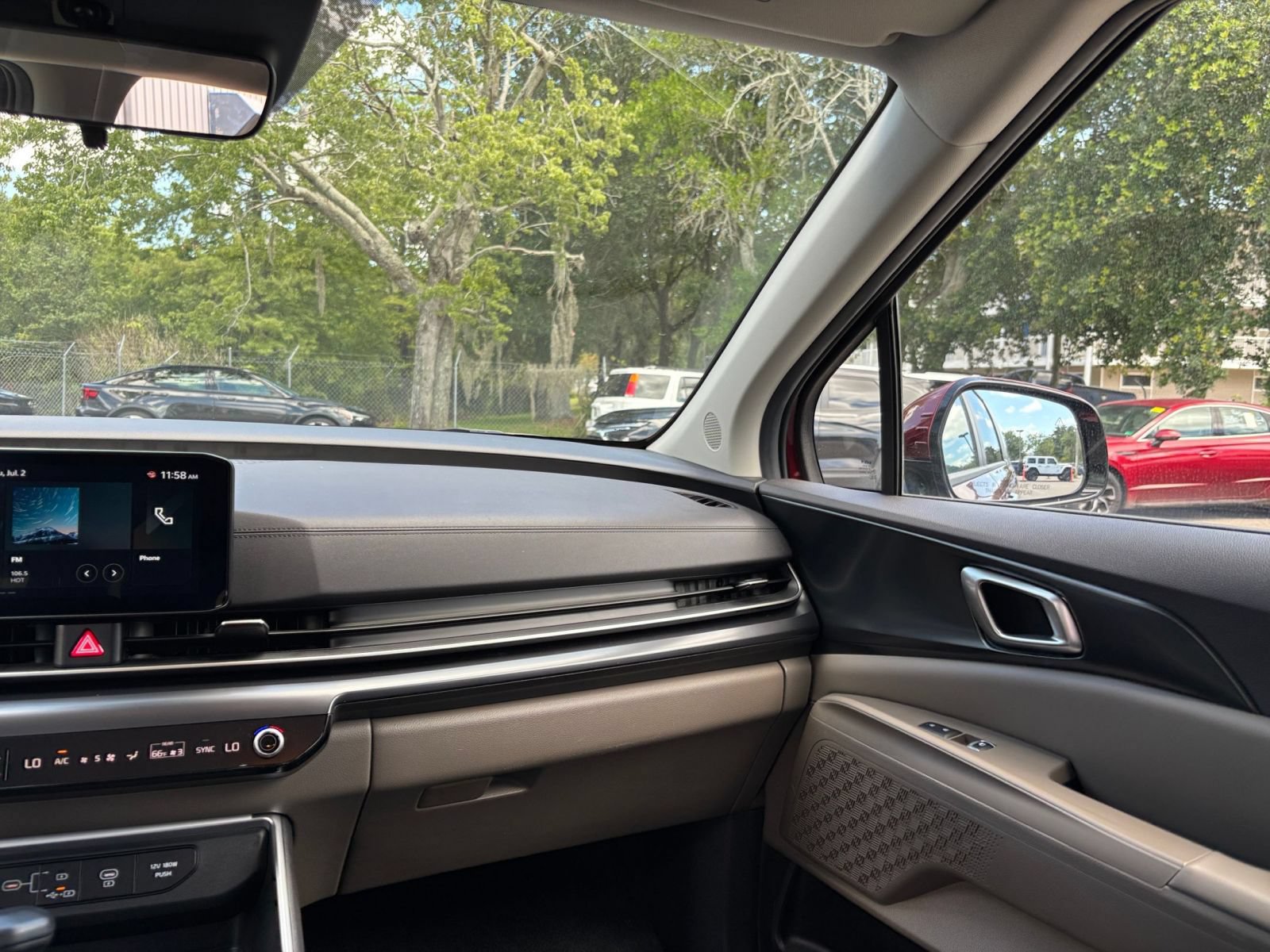 Used 2026 Kia Carnival FWD image 38