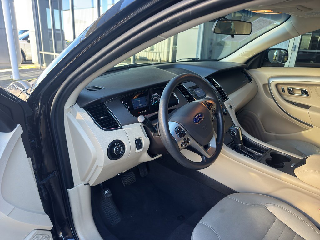 Used 2019 Ford Taurus SE image 3