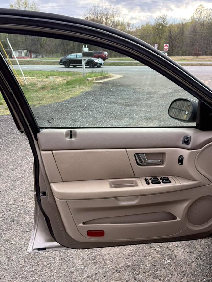 Used 2003 Ford Taurus LX image 10