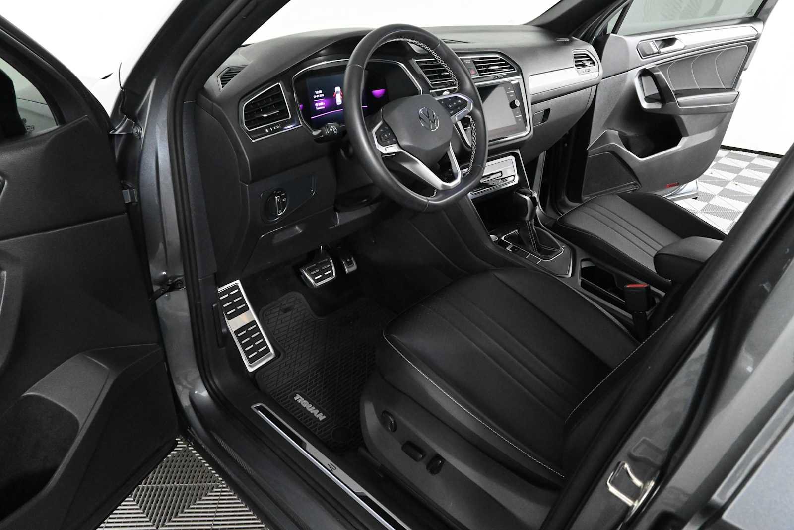 Certified 2023 Volkswagen Tiguan SE R-Line FWD image 17