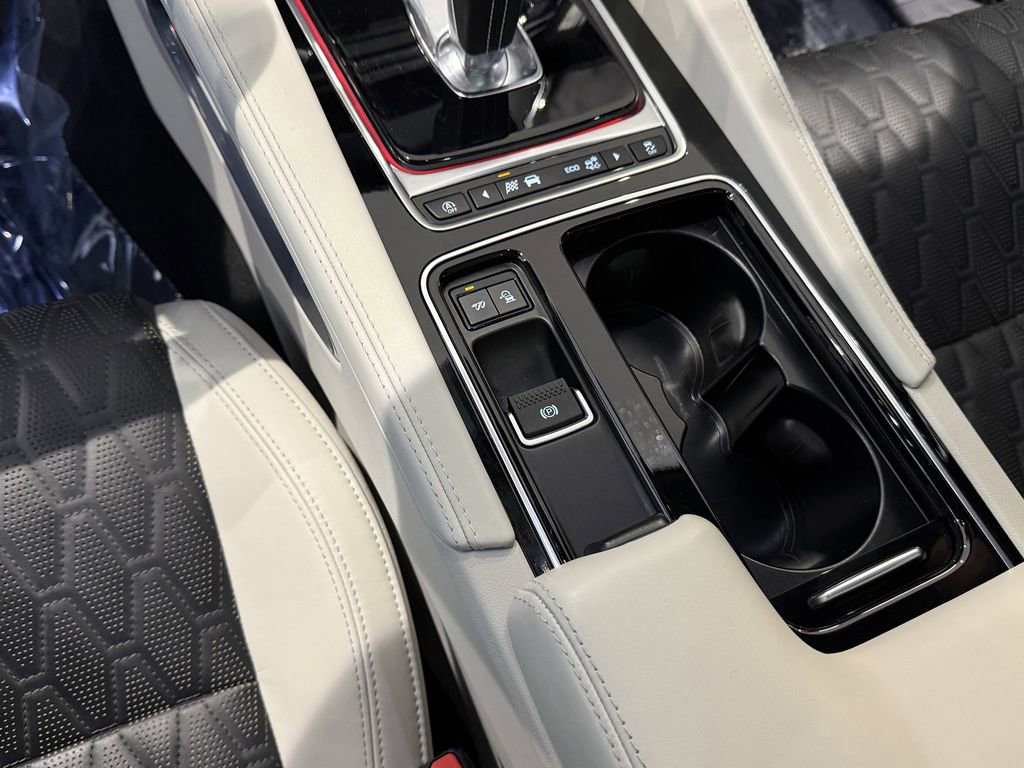 Used 2020 Jaguar F-PACE SVR image 33