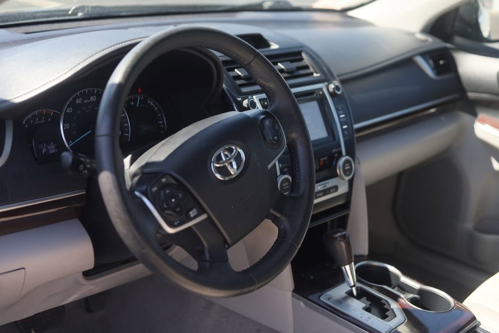 Used 2014 Toyota Camry XLE w/ Leather Package FWD image 19