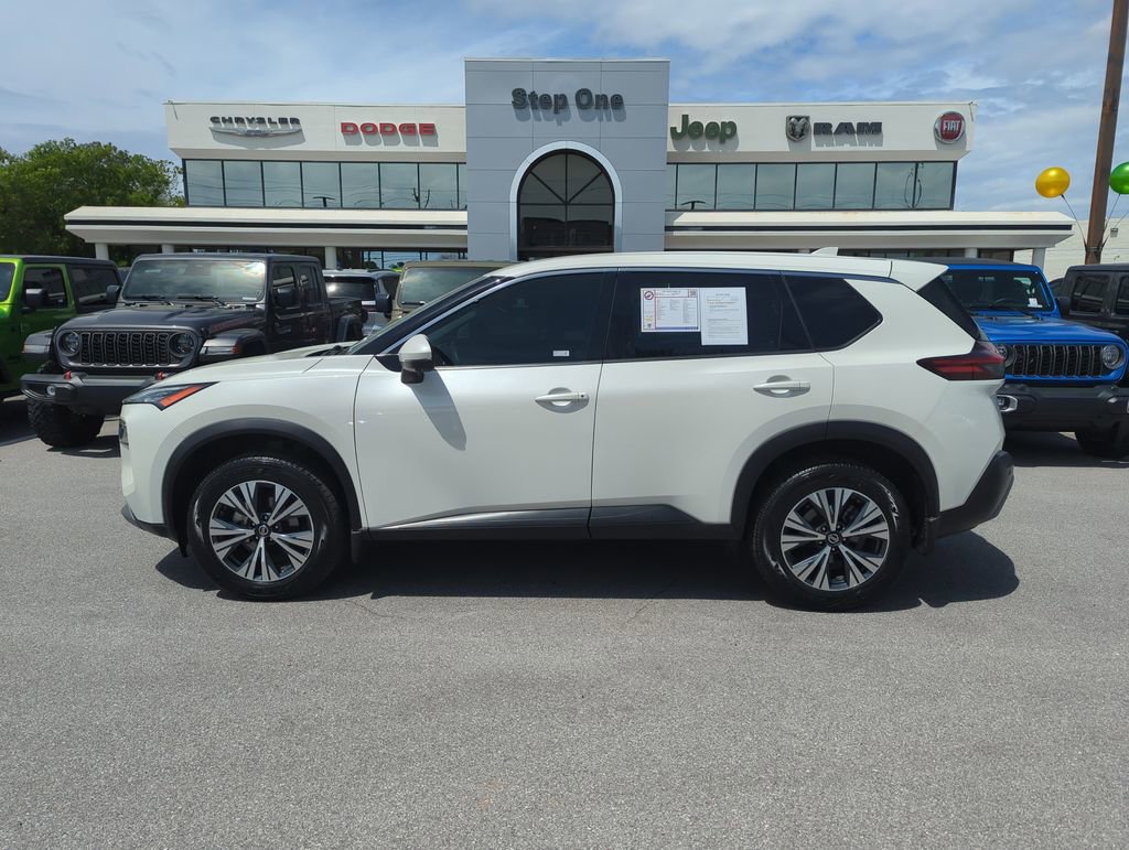 Used 2021 Nissan Rogue SV image 4