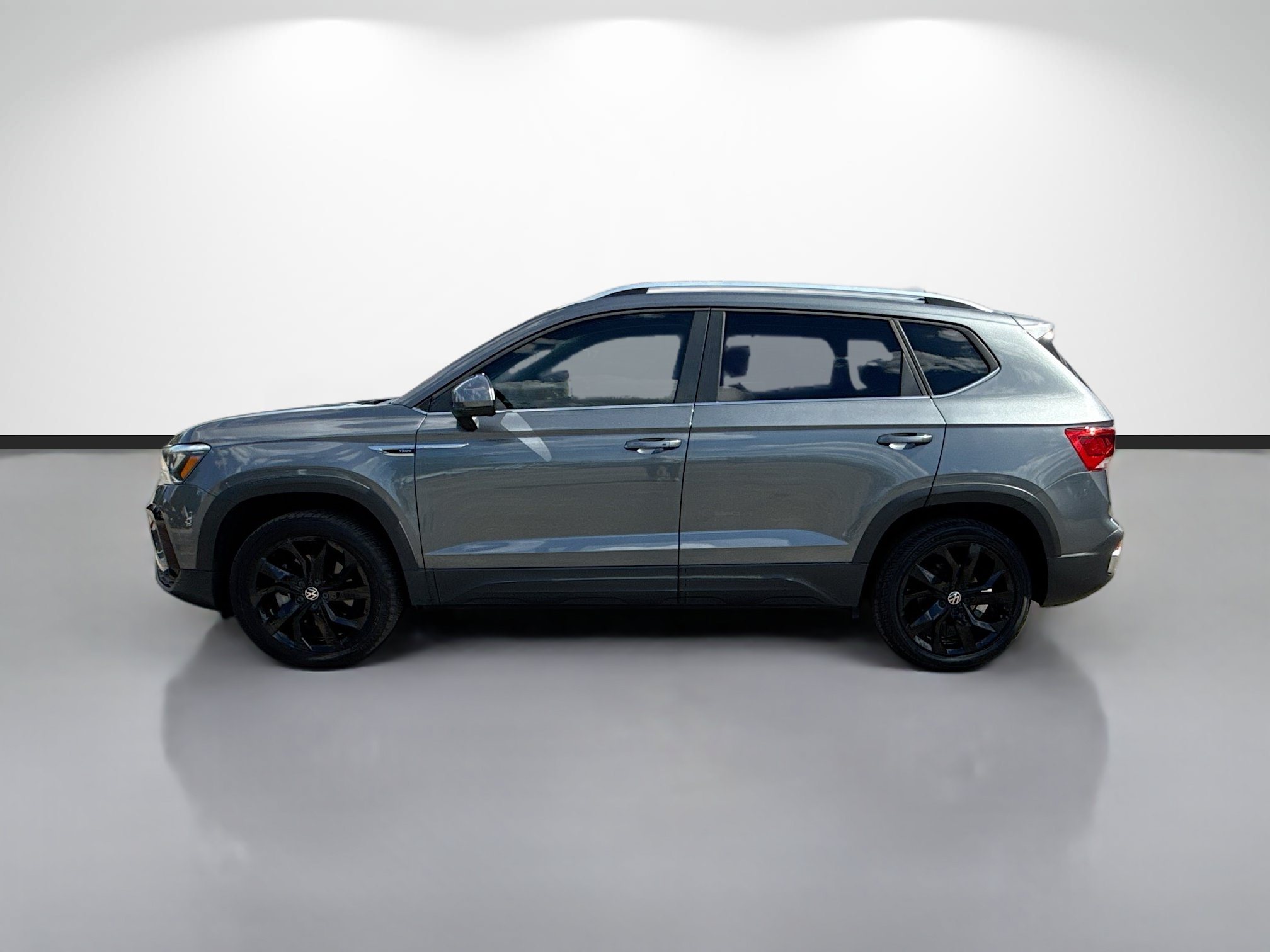 Used 2023 Volkswagen Taos SE w/ Panoramic Sunroof Package FWD image 6