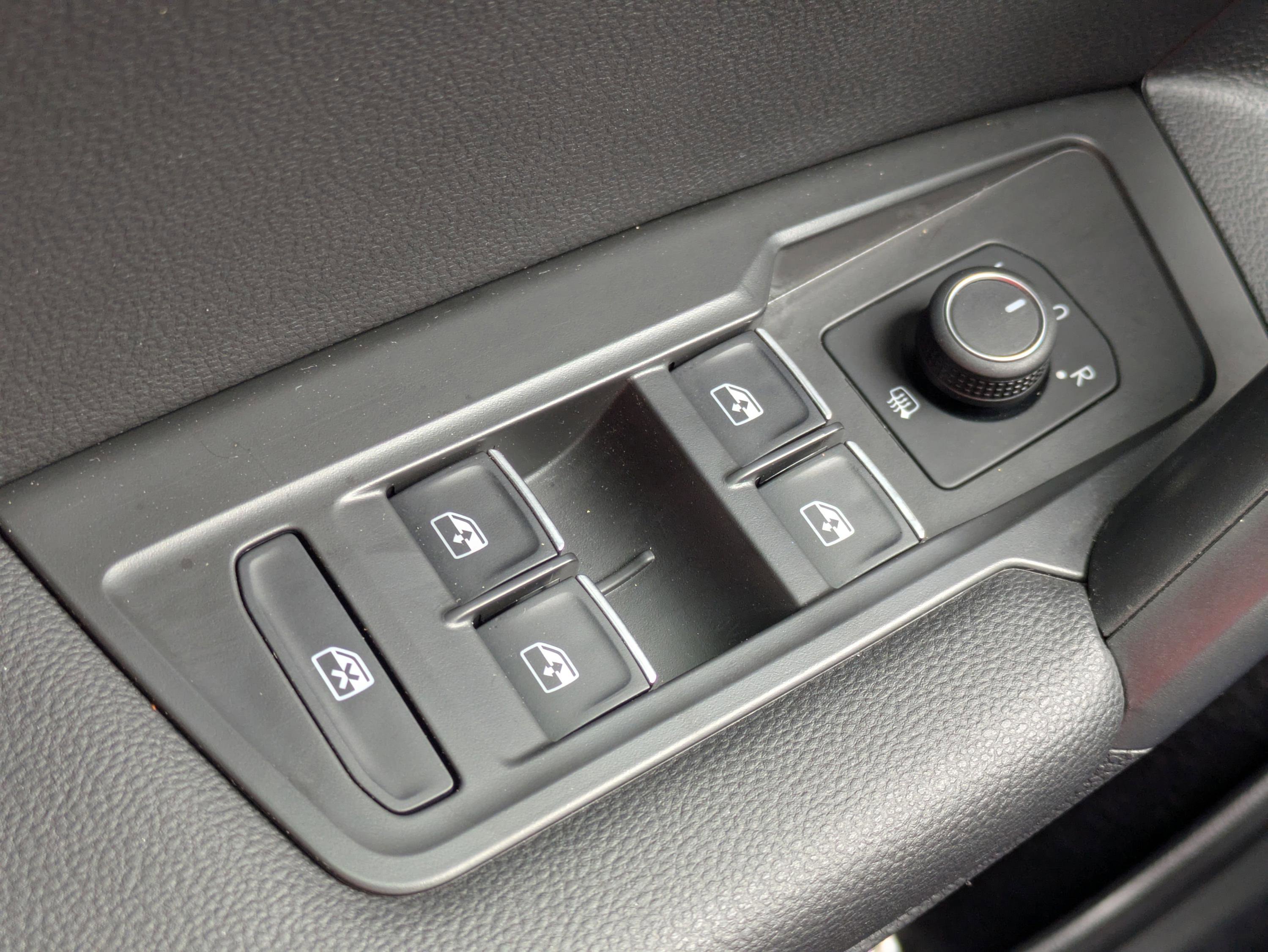 Used 2021 Volkswagen Tiguan SEL image 15