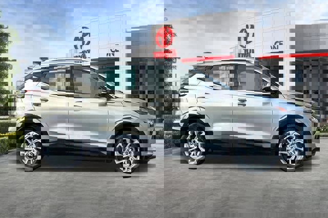 Used 2023 Chevrolet Bolt EUV LT image 3