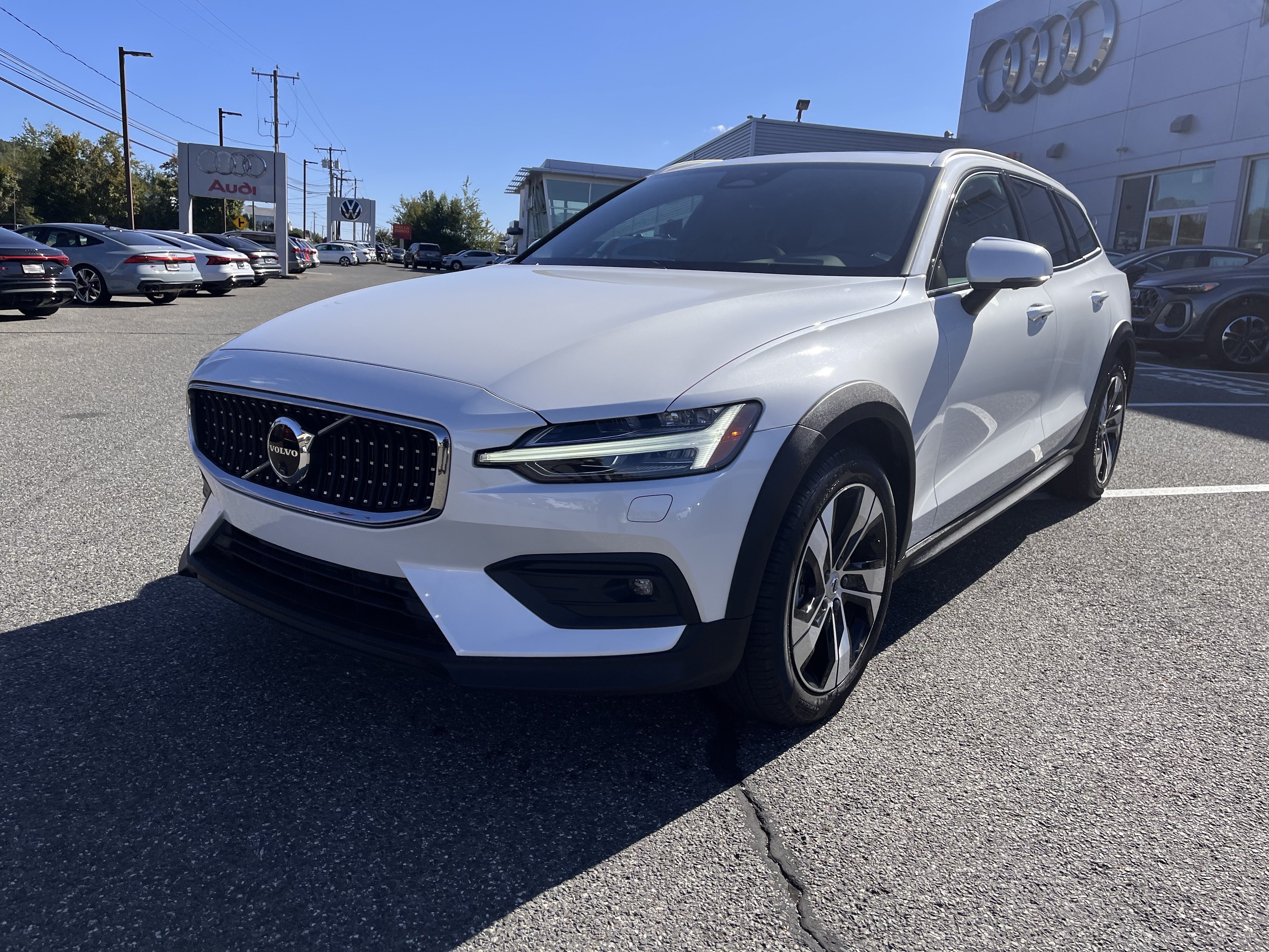 Certified 2024 Volvo V60 B5 Cross Country Plus AWD/4WD image 3