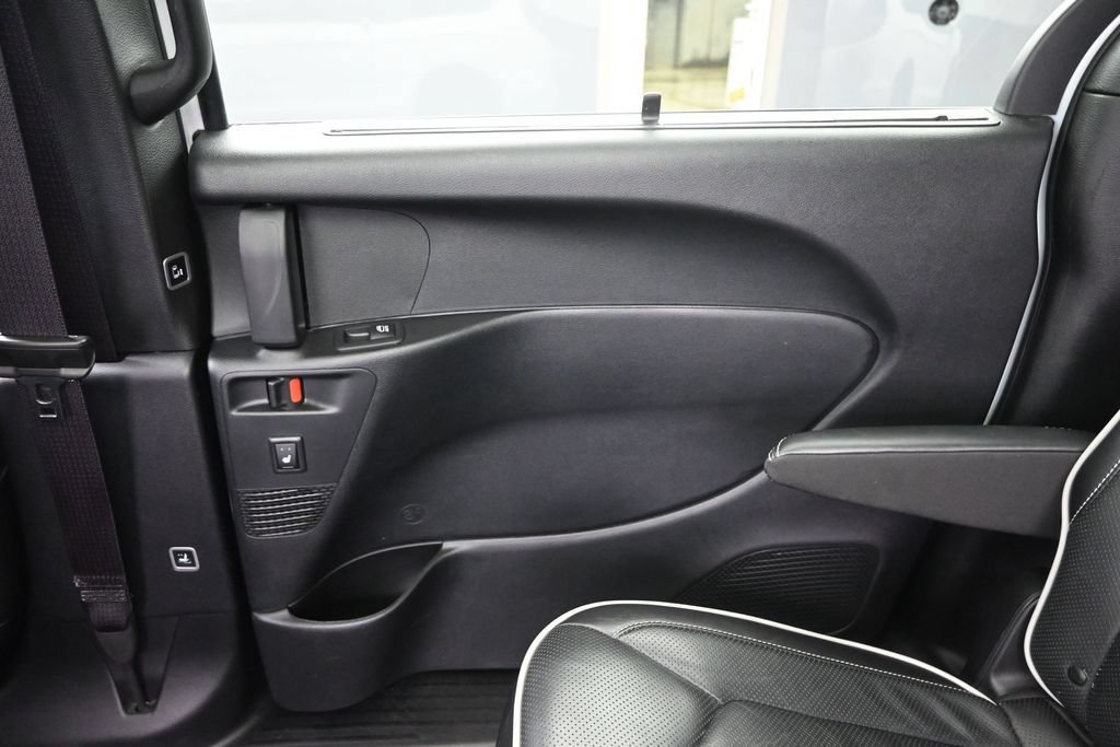 Used 2025 Chrysler Pacifica Limited FWD image 22