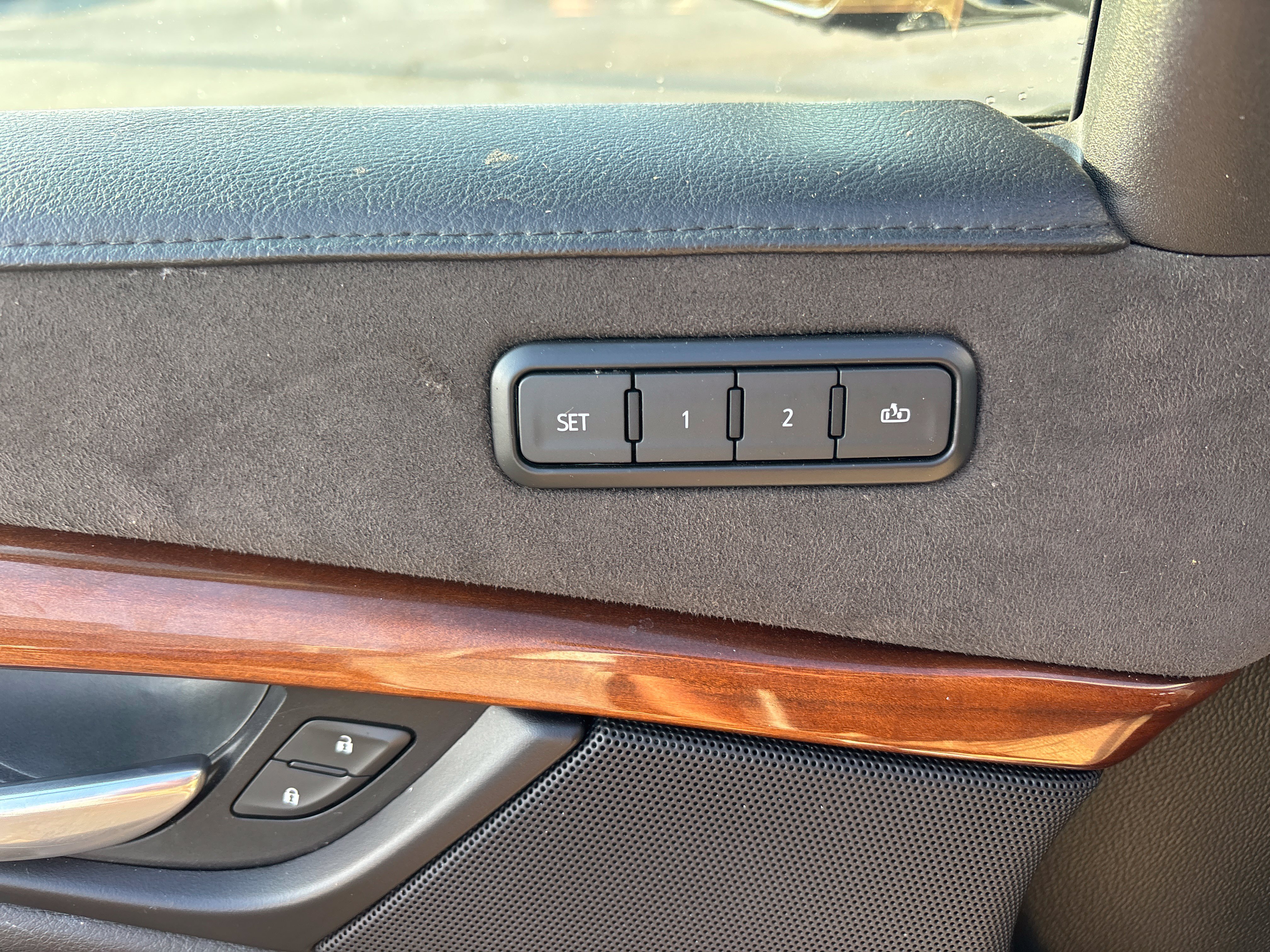 Used 2019 Cadillac Escalade ESV Luxury AWD/4WD image 14
