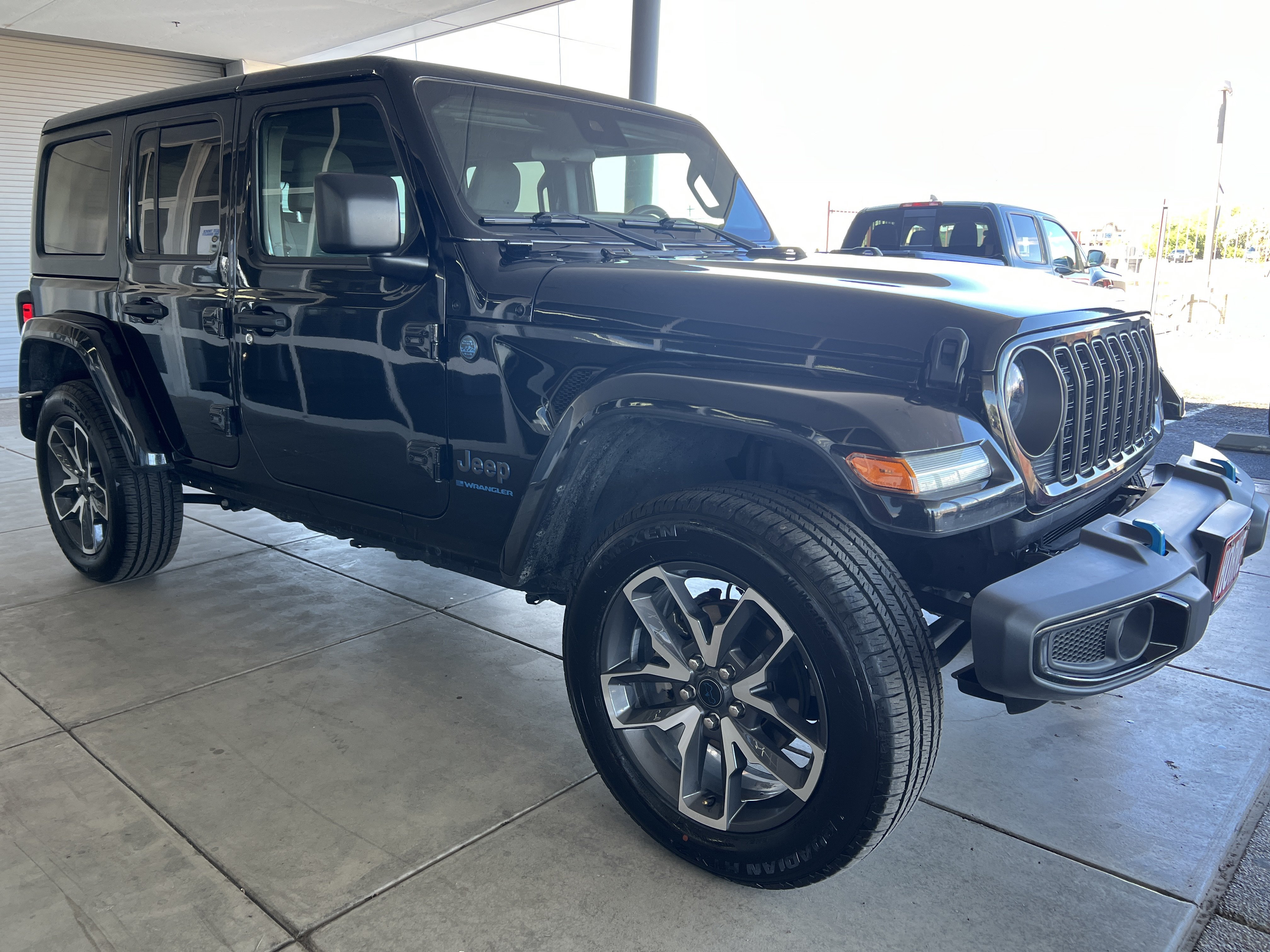 Used 2024 Jeep Wrangler Unlimited AWD/4WD image 3