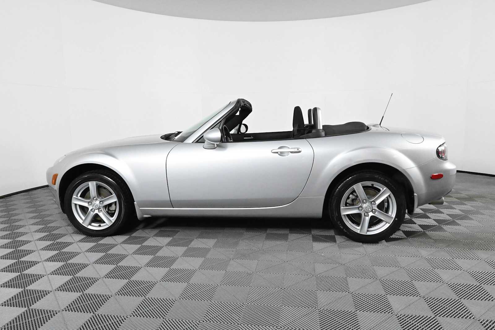 Used 2006 MAZDA MX-5 Miata Touring RWD image 9