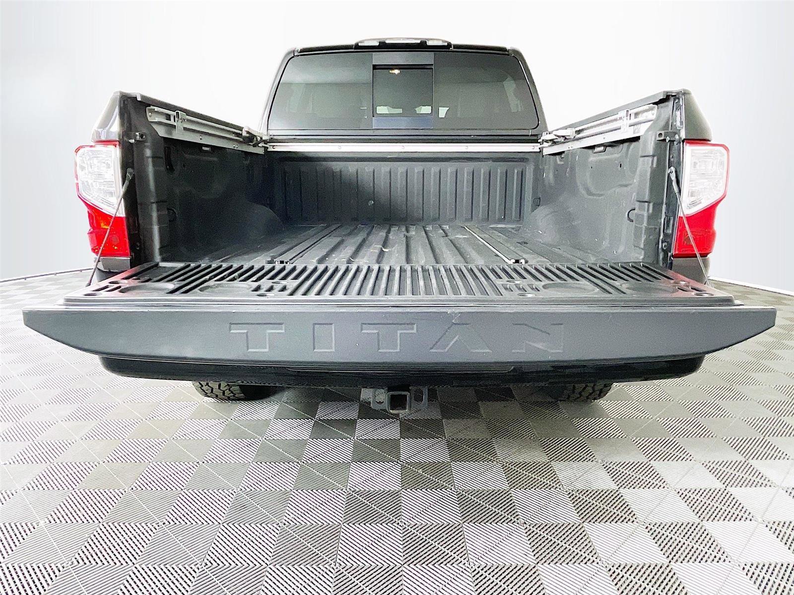 Used 2018 Nissan Titan SV w/ SV Convenience Package image 28