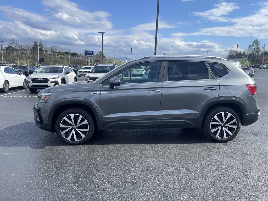 Certified 2022 Volkswagen Taos SE image 3