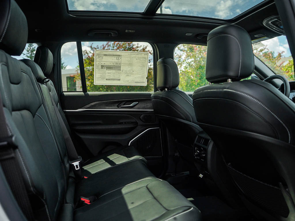 New 2026 Jeep Grand Cherokee Limited AWD/4WD image 13