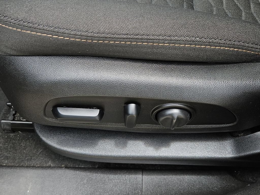 Used 2019 Chevrolet Equinox LT w/ Sun & Navigation Package FWD image 17