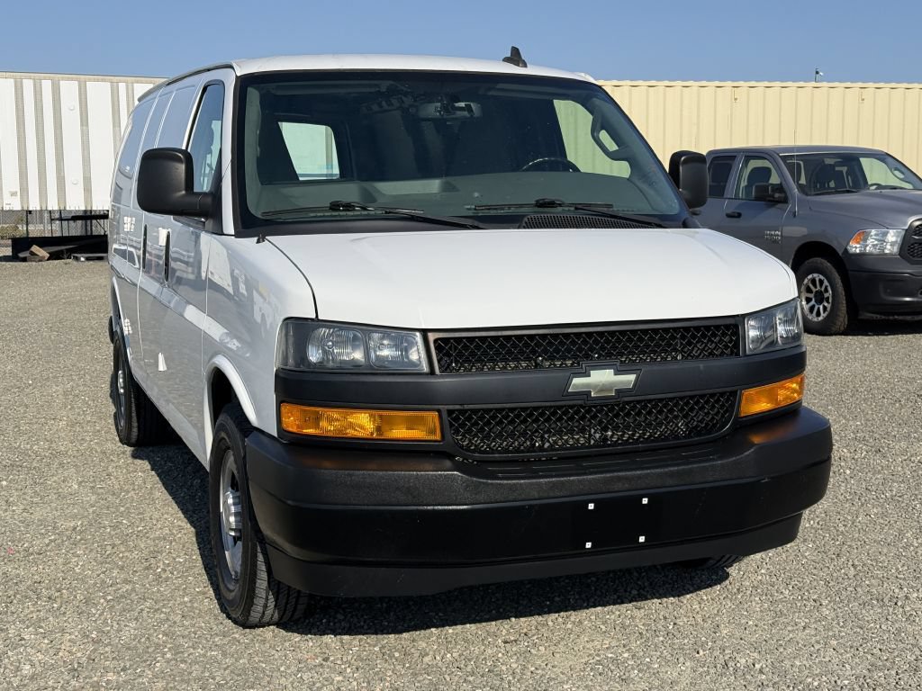Used 2018 Chevrolet Express 2500 w/ Driver Convenience Package RWD image 3