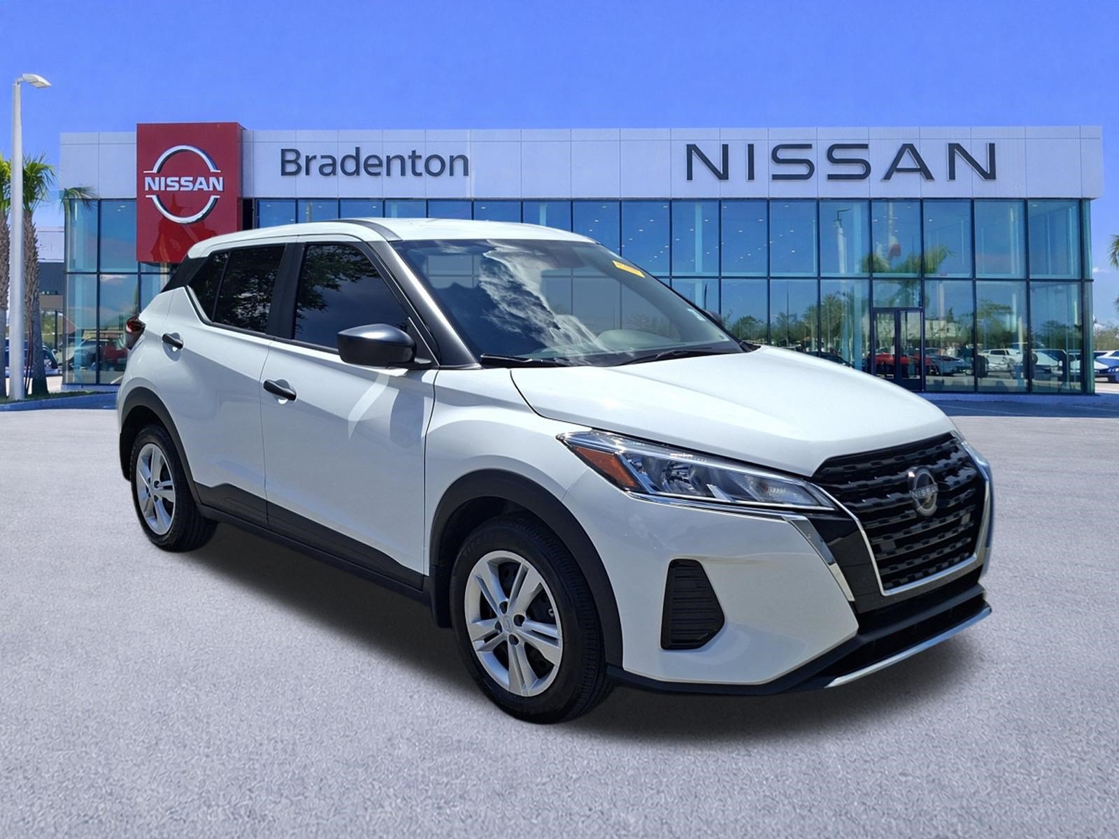 Certified 2025 Nissan Kicks Play S FWD image 3
