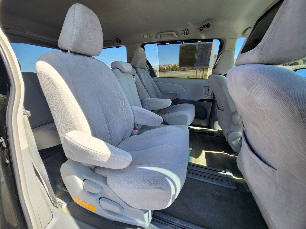 Used 2012 Toyota Sienna LE w/ Towing Pkg FWD image 12