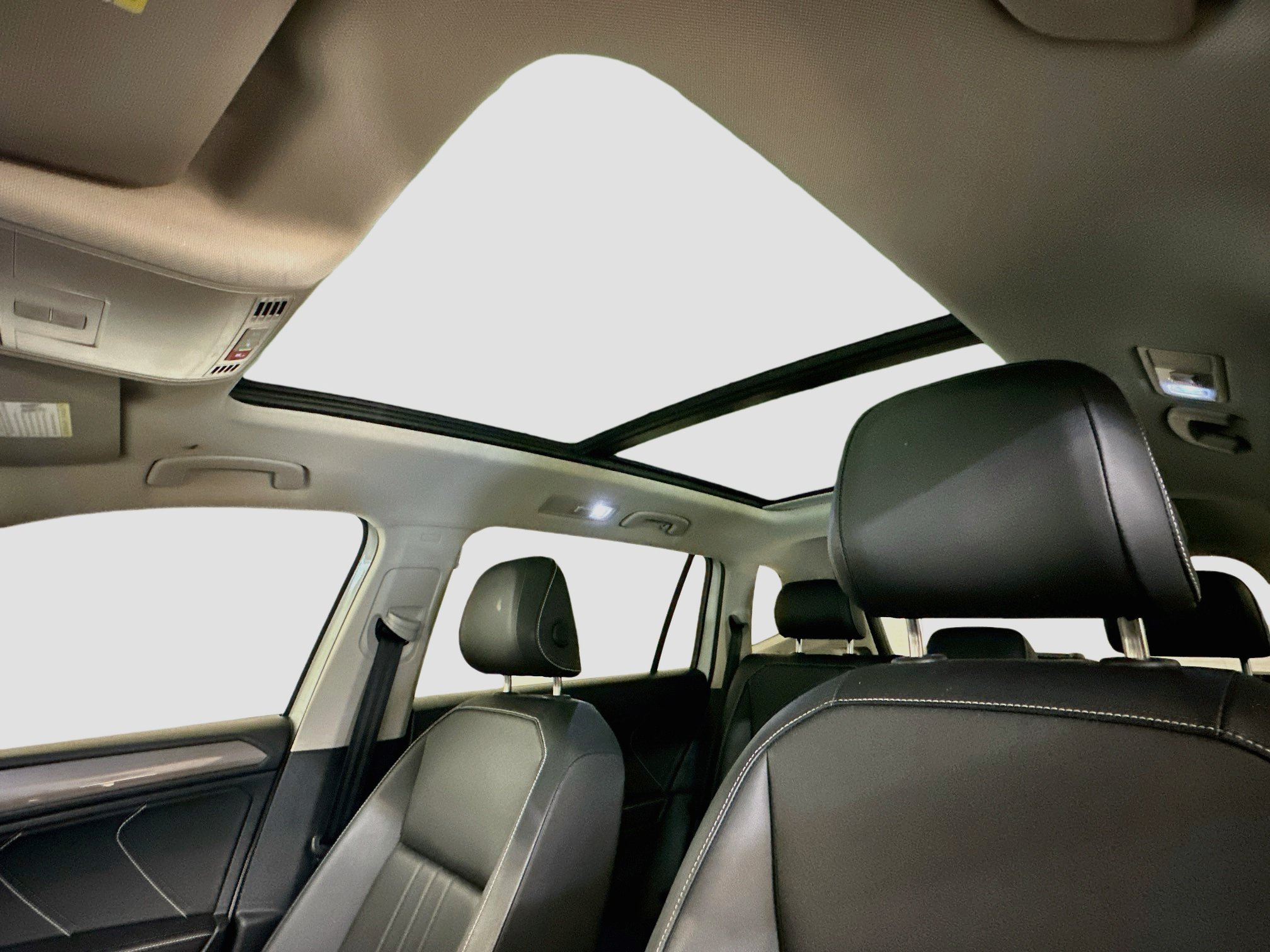Used 2023 Volkswagen Tiguan SE w/ Panoramic Sunroof Package AWD/4WD image 27