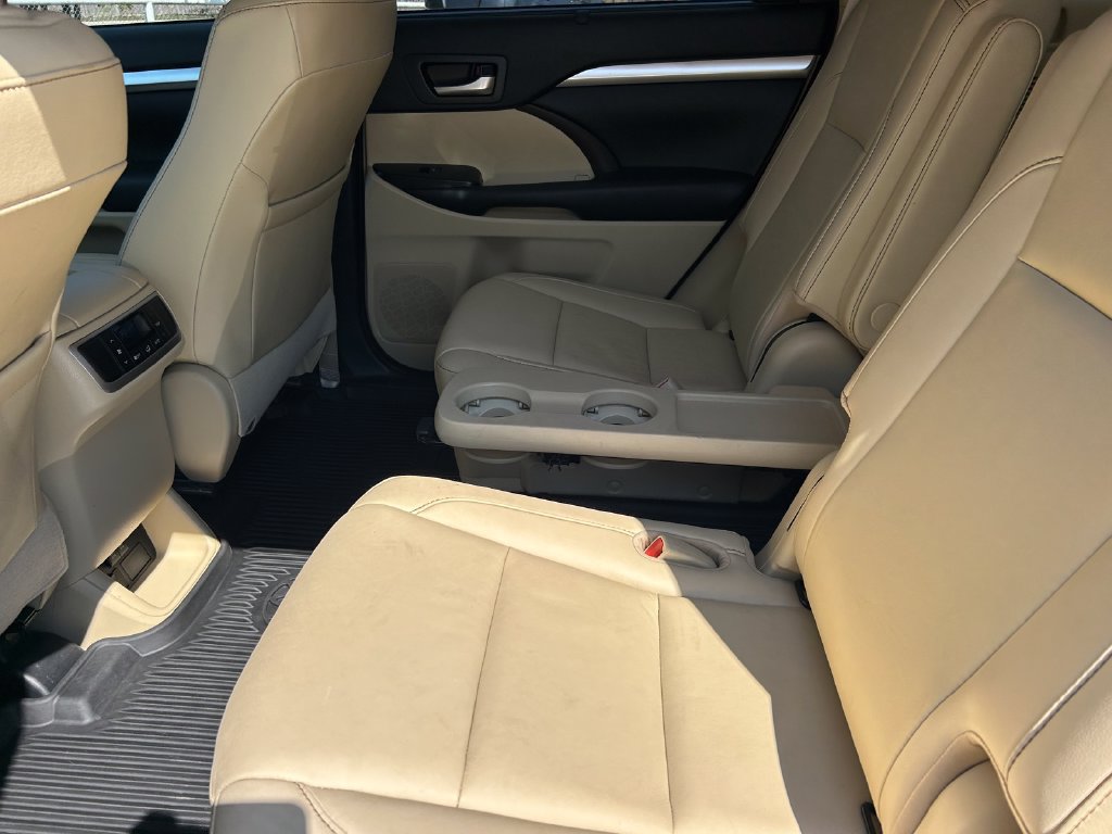 Used 2019 Toyota Highlander XLE FWD image 17