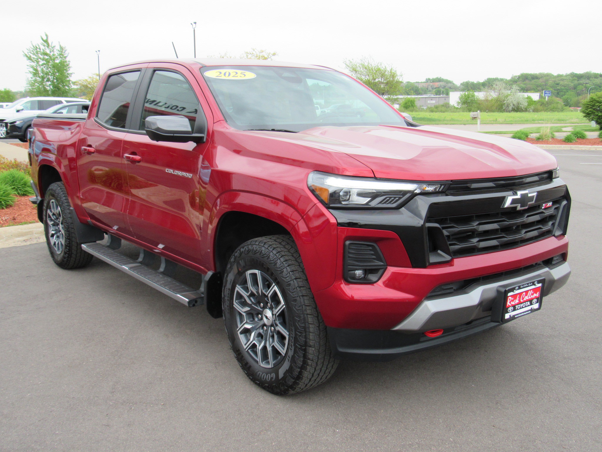 Used 2025 Chevrolet Colorado Z71 w/ Technology Package AWD/4WD image 4
