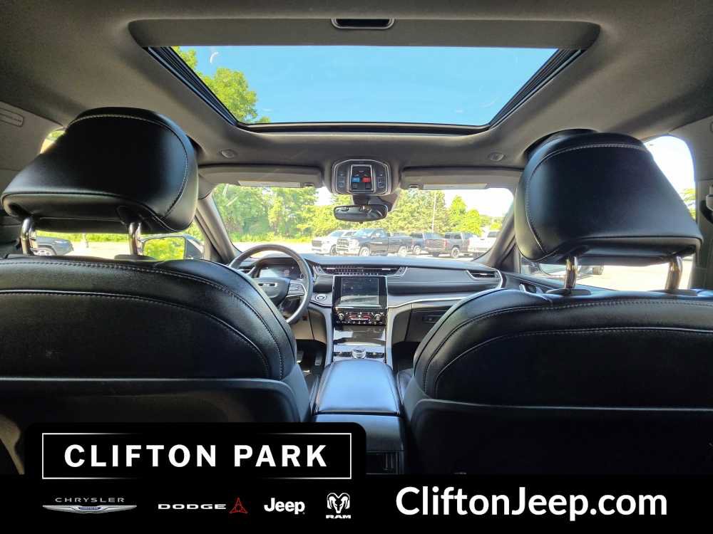 Used 2023 Jeep Grand Cherokee Altitude AWD/4WD image 23