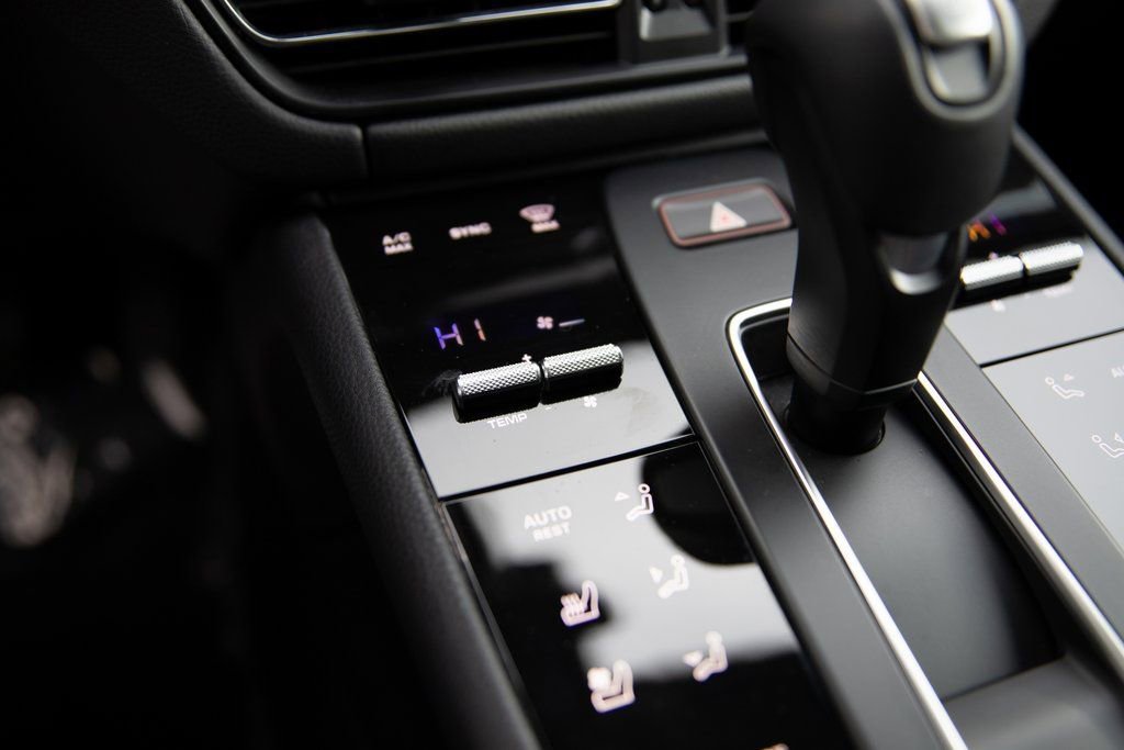 Certified 2025 Porsche Macan image 16
