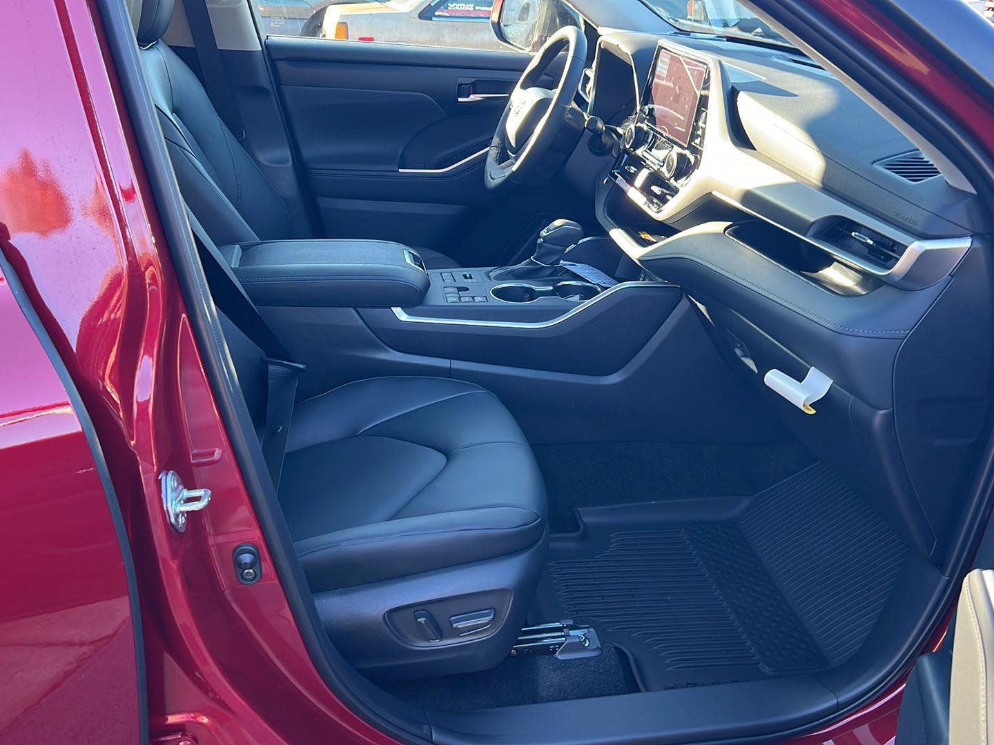 New 2026 Toyota Highlander XLE image 12