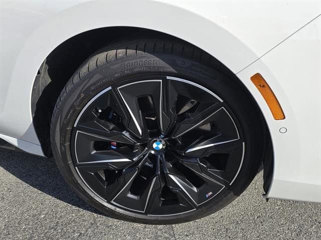 Used 2024 BMW i7 xDrive60 image 30