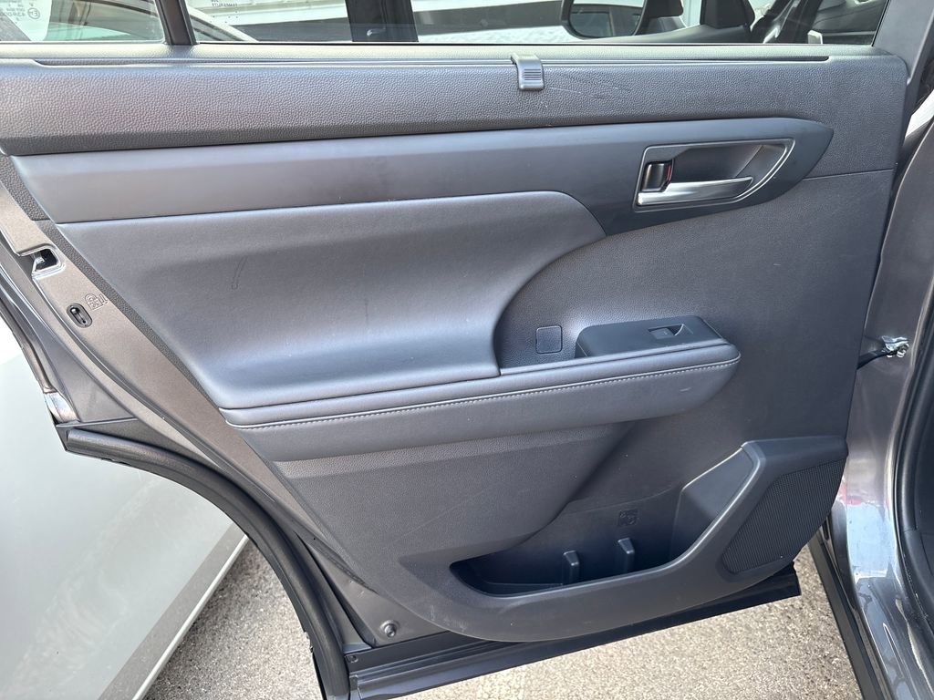 Used 2022 Toyota Highlander XLE image 32