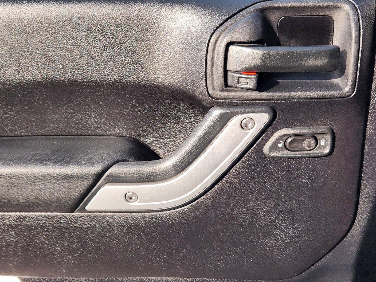 Used 2014 Jeep Wrangler Sahara image 16