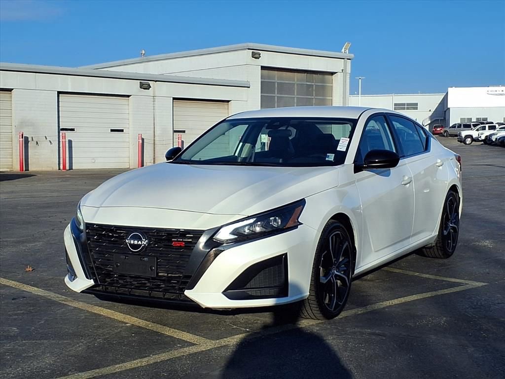 Used 2024 Nissan Altima 2.5 SR image 2