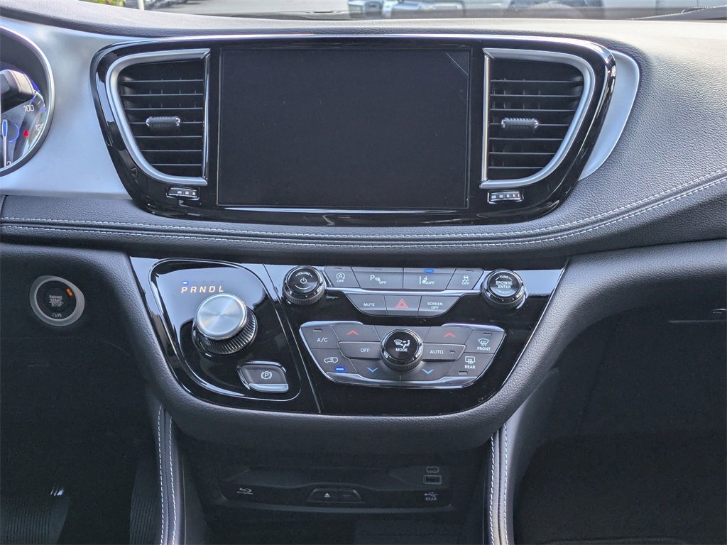 New 2026 Chrysler Pacifica Limited w/ Uconnect Theater Family Group image 24