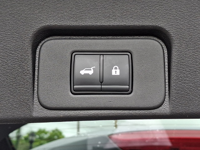 Used 2025 Nissan Rogue SV AWD/4WD image 29