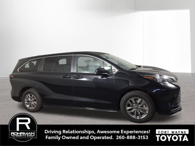 Used 2024 Toyota Sienna LE AWD/4WD image 5