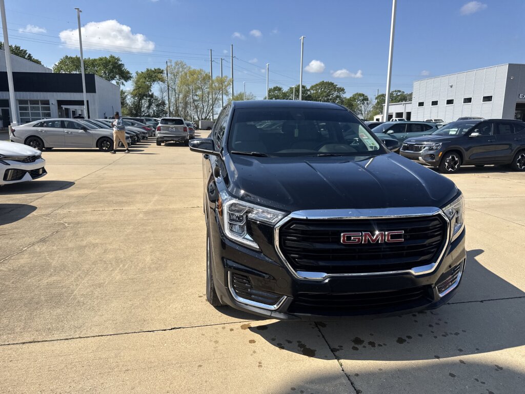 Used 2024 GMC Terrain SLE w/ LPO, Floor Liner Package image 6