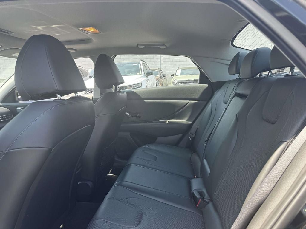 Used 2023 Hyundai Elantra Limited w/ Preferred Accessory Package FWD image 12