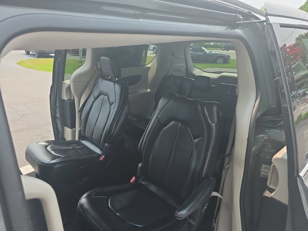 Used 2022 Chrysler Pacifica Touring-L FWD image 16