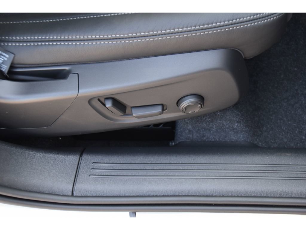 Certified 2025 Volvo XC40 B5 Ultra w/ Protection Package Premier image 30