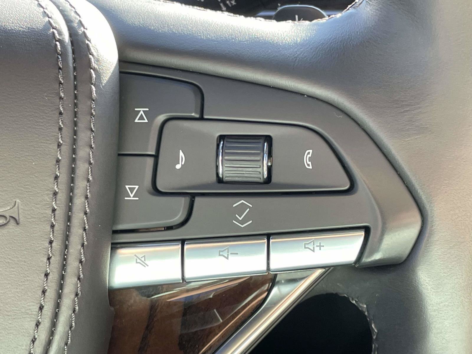 Used 2022 Cadillac Escalade Premium Luxury Platinum AWD/4WD image 13