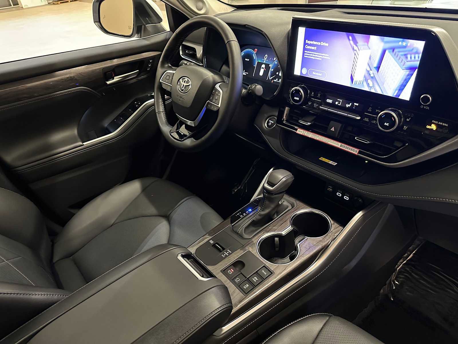 Certified 2025 Toyota Highlander Platinum image 30