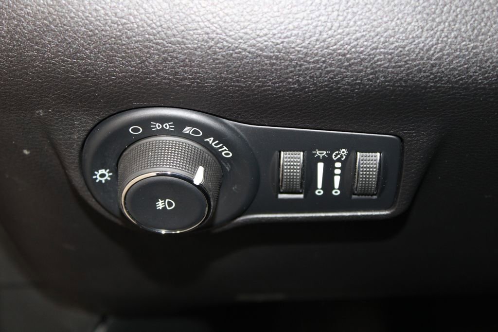 Used 2025 Jeep Compass Latitude AWD/4WD image 39