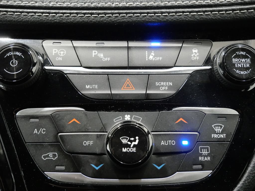 Used 2024 Chrysler Pacifica Limited FWD image 19