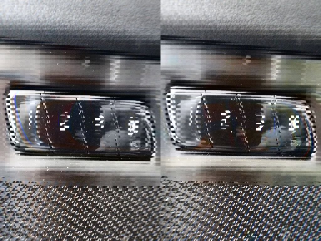 Certified 2025 Volvo XC90 T8 Plus image 13