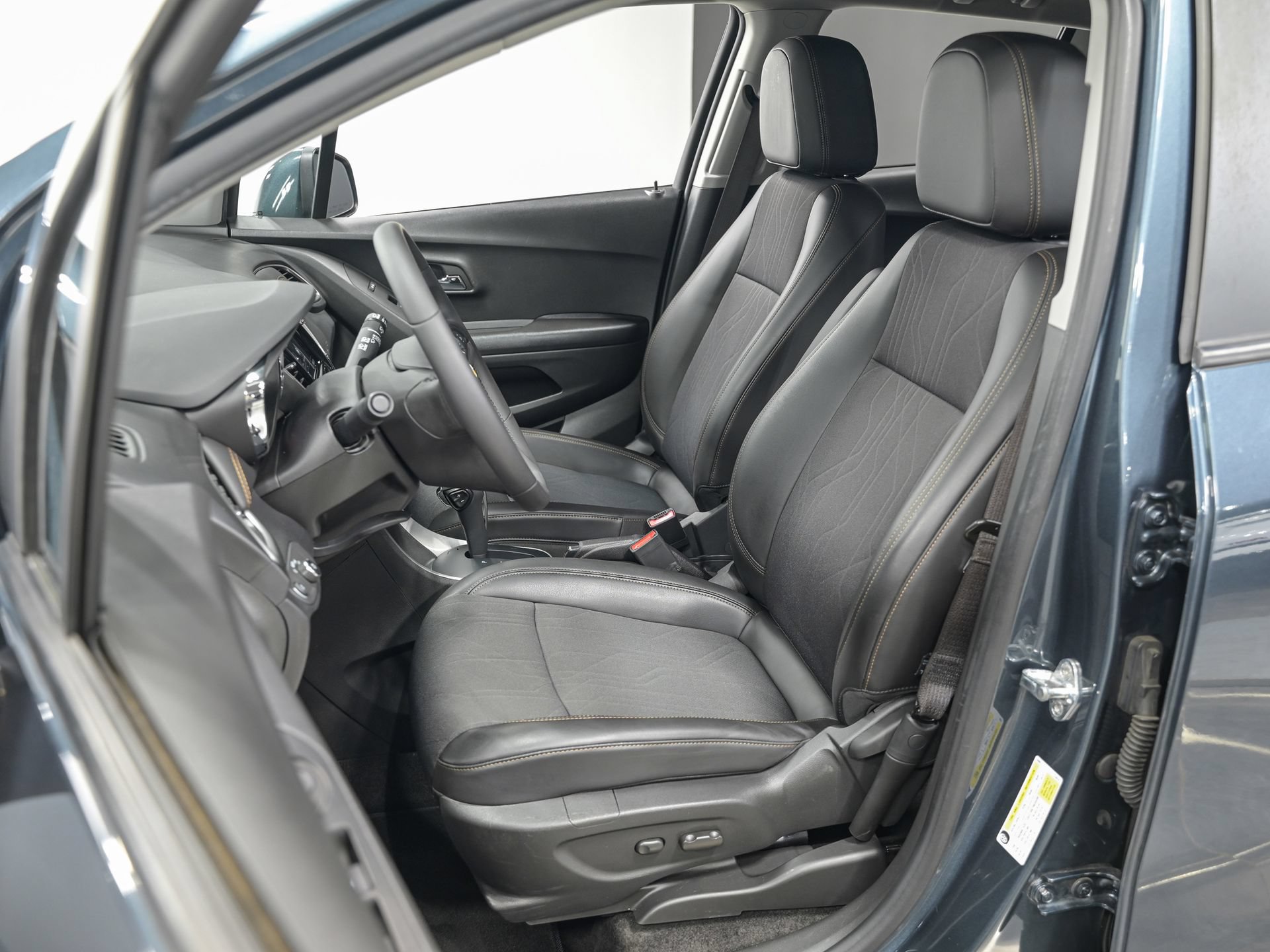 Used 2022 Chevrolet Trax LT w/ LT Convenience Package AWD/4WD image 18